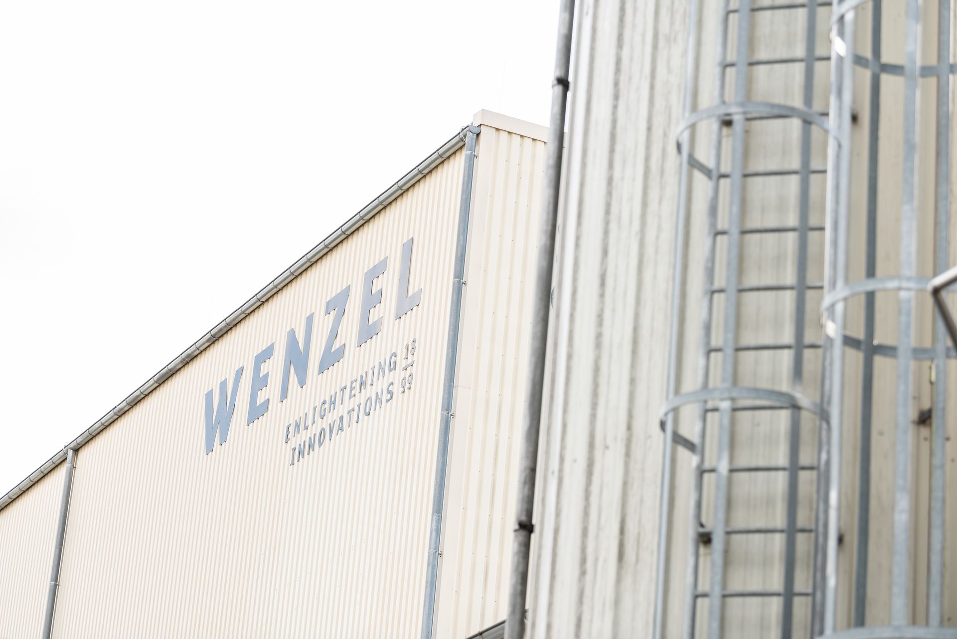 Hoher Qualitätsstandard Foto zeigt Teil des Firmengebäudes mit Logo und den ParaffinTank mit Leiter